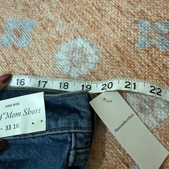 NWT Abercrombie & Fitch The 4” Mom Short High rise shorts size 16 and 18 - Picture 5 of 16